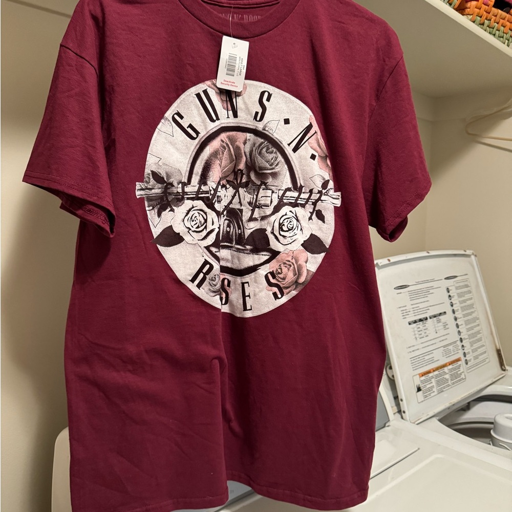 Guns& Roses tee shirt NWT large